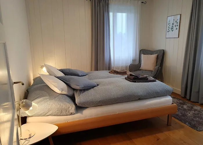 Apartment Bed N Bureau